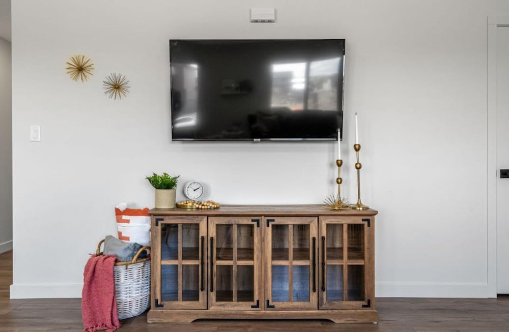 Castle View No Service Fees Kitchen 55 TV