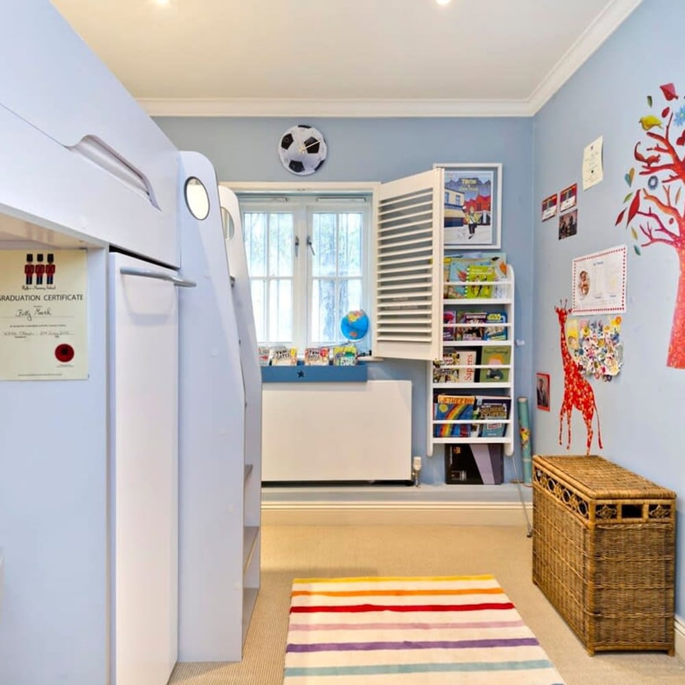 Delightful 3-bed Family Home Bayswater