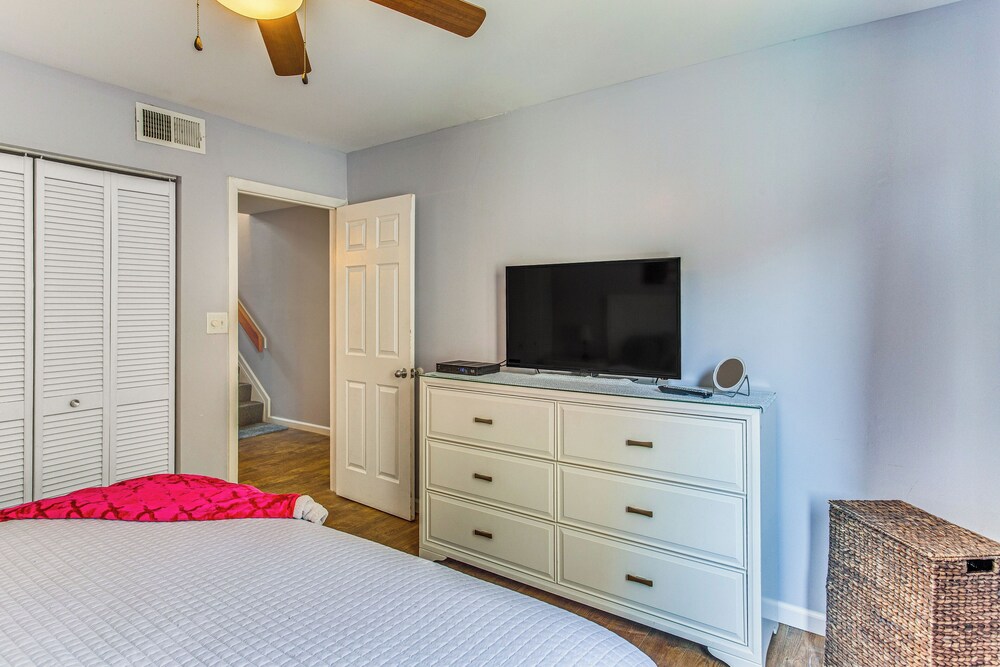 Walk to Ocean: Myrtle Beach Townhome w/ Patio