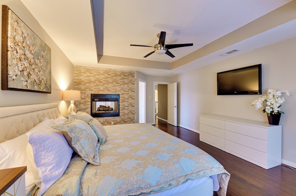 7 Mi to Lewisville Lake: Spacious Denton Home