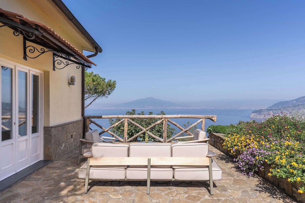 Giulia 1 Villa Apartment Shared Pool Sea Views