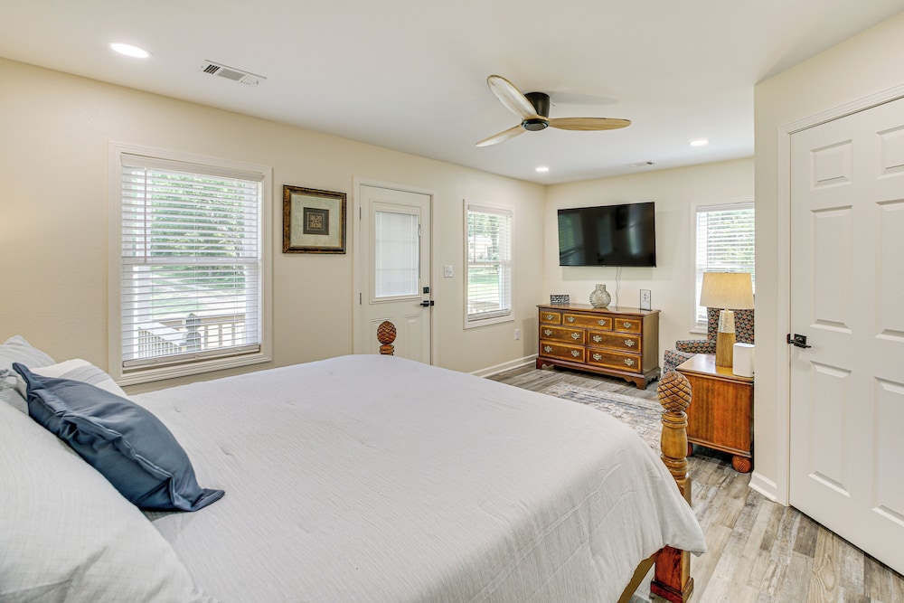 Lake Hamilton Retreat w/ Kayaks & Spacious Yard!