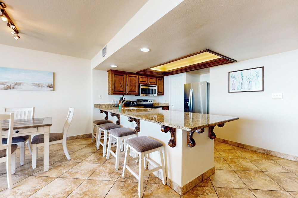 3BR Beachfront Condo w/ Pools & Balcony