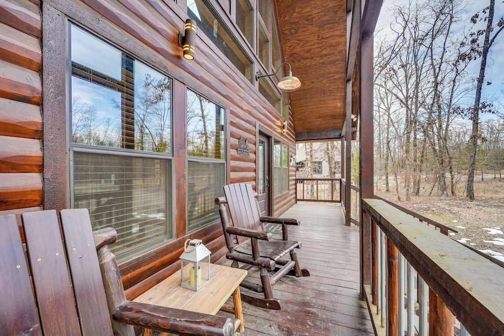 Hot Tub + Fire Pit: Broken Bow 'honeymoon Cabin'