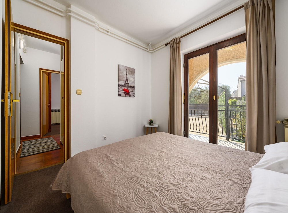 Spacious Apartment With Garden