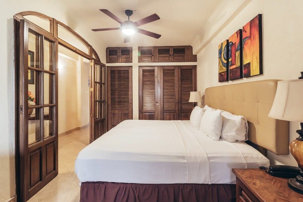Ocean View 1Br Condo-balcony-beach-pool - 301