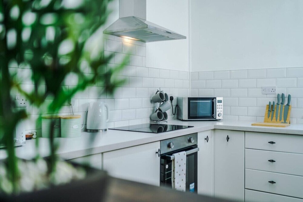 Comfy Four Bedroom House with parking