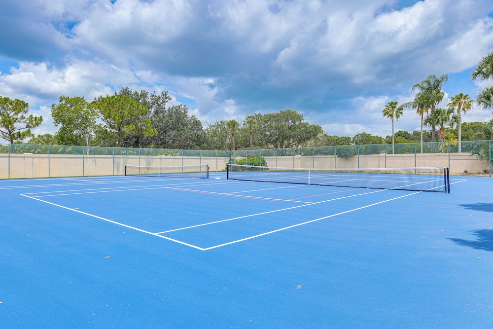 8 Mi to Stuart Beach: Home w/ Pool Access!
