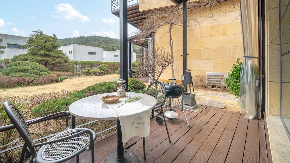 Taean Anmyeondo Bohemia Village Pension