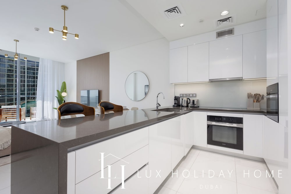 LUX | 2BR Lagoon View – District One, 10–15 min Burj Khalifa