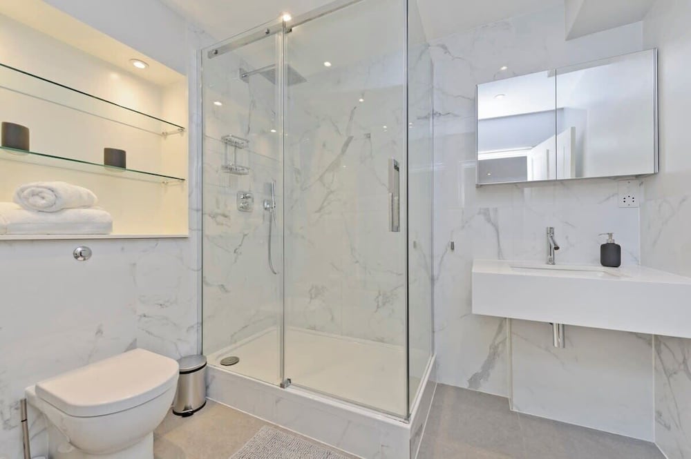 Large 2 Bedroom Kensington Garden Flat