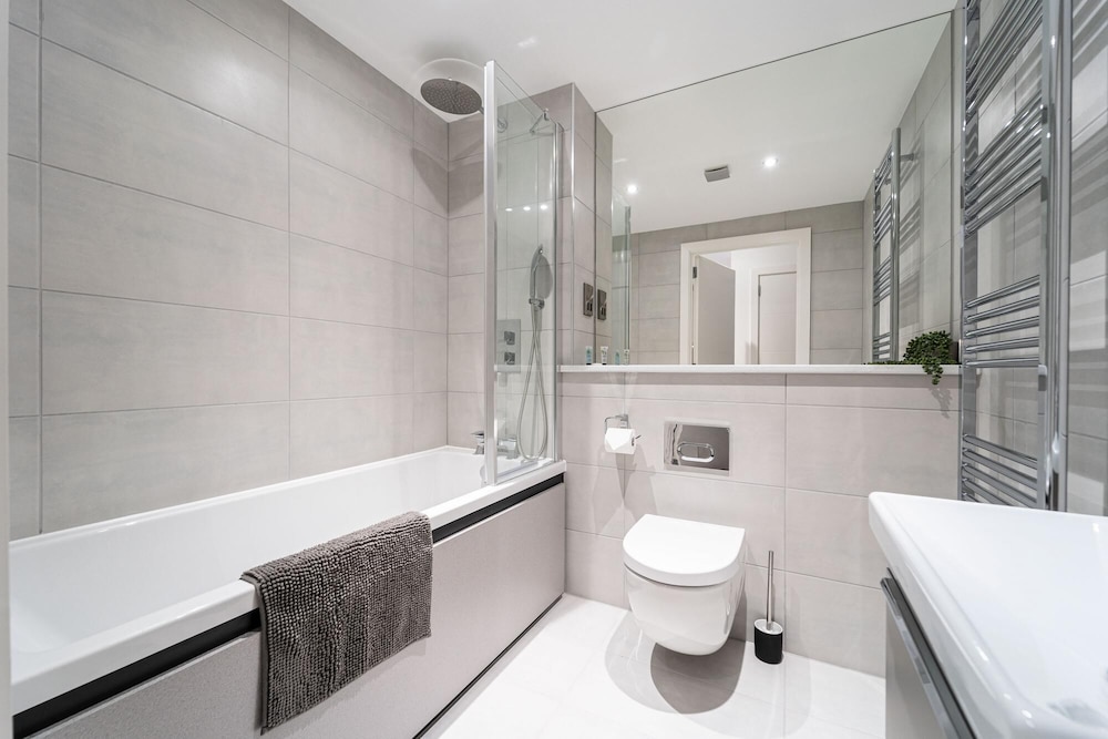 Seven Living Residences Solihull - 1 Bed Apartment Close to NEC and BHX view 5