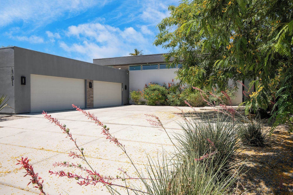The Polo Villas by AvantStay – Modern Oasis Near Empire Polo Club