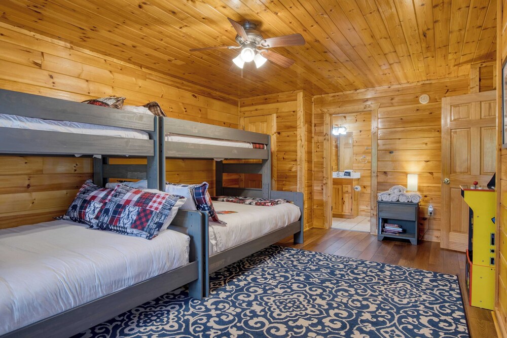 Triple Mountain View by Avantstay: Hot Tub, Game Room & Stunning Smoky Mountain Views