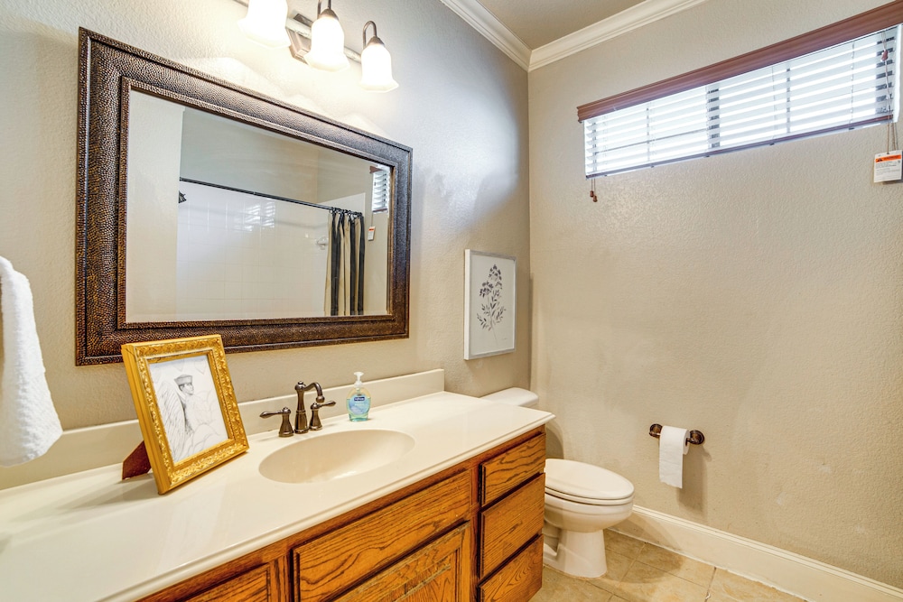 Spacious Texas Retreat w/ Community Pool