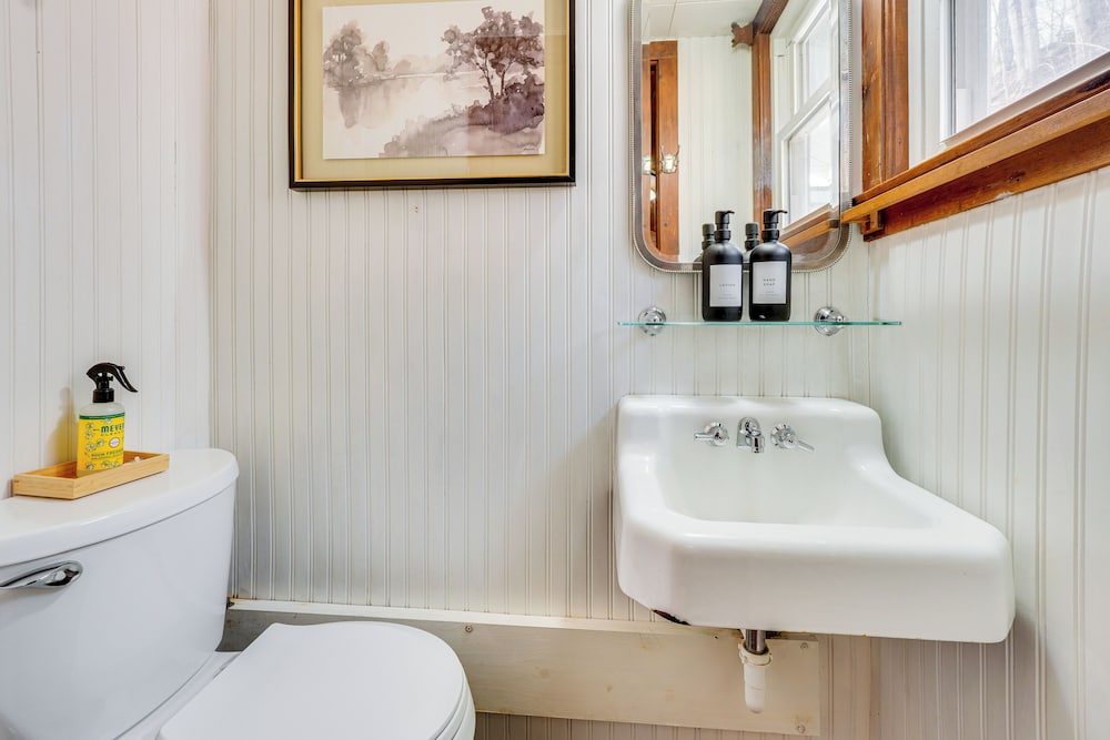 Historic Catskills Farmhouse Cottage by Belleayre
