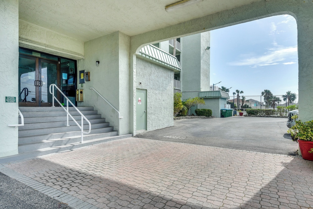 Walk to Ocean: Daytona Beach Shores Condo w/ Pool!