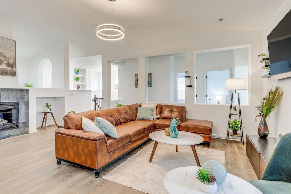 Seasonal Pool, Balcony: Quiet & Cozy Aurora Condo!