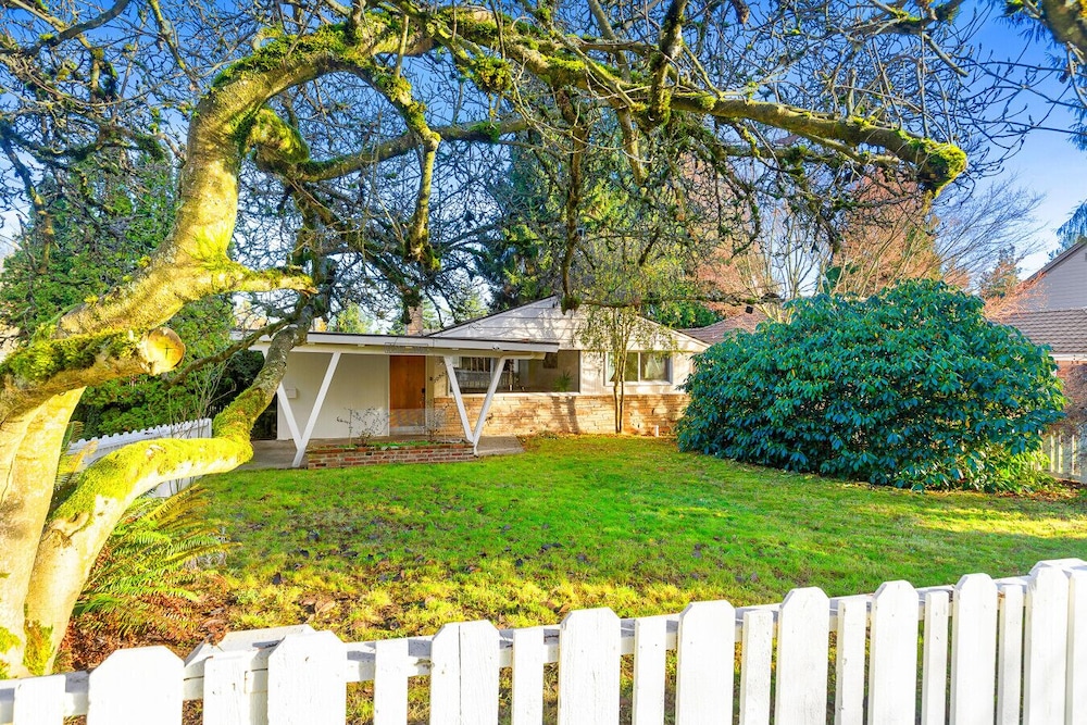 3BR Seattle Home w Spacious Yard Near Northgate