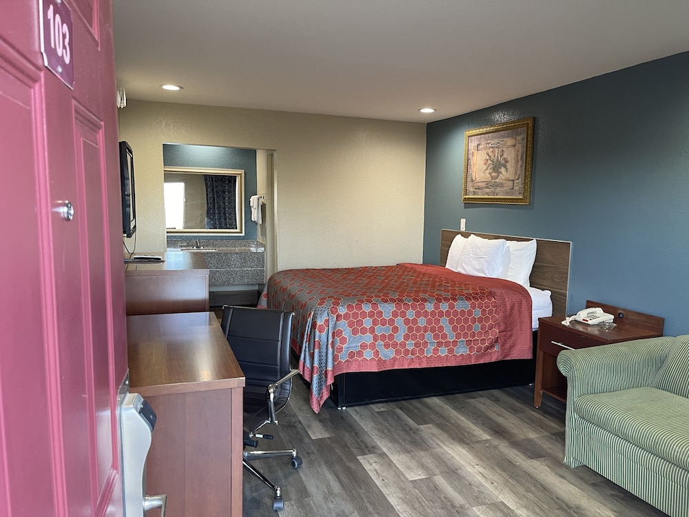 Deluxe Inn view 2
