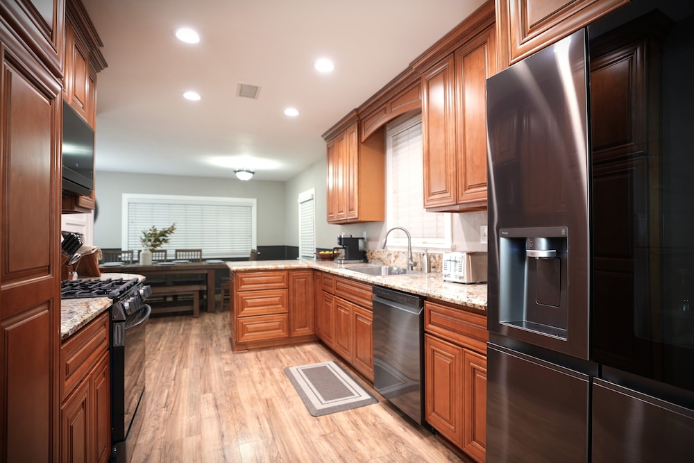 Designer decorated 6 bedroom 4 bath pool home