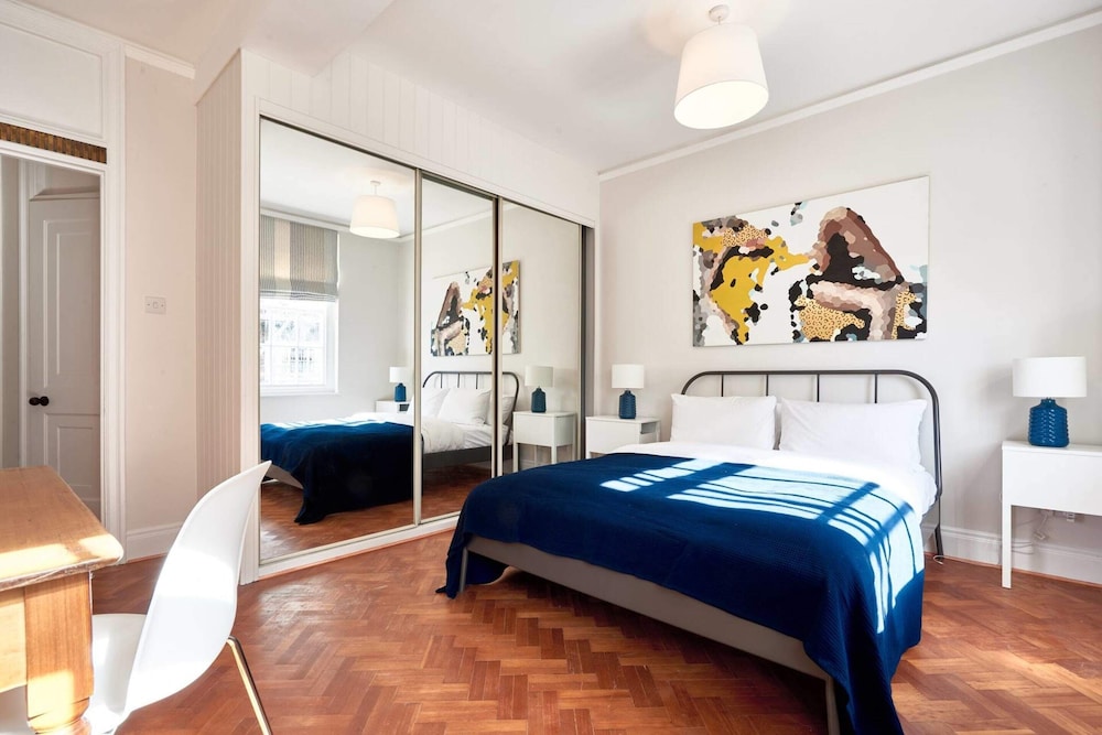 Sunny and Bright Flat, 2 Minutes From Hyde Park