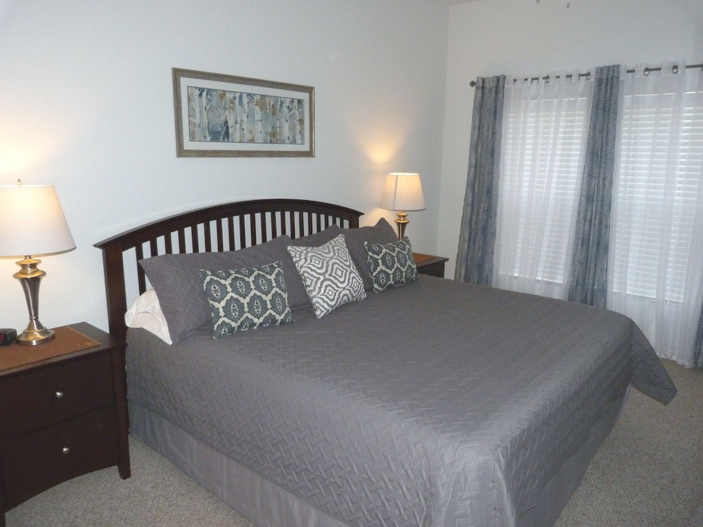 Near Theme Parks! Gorgeous 3 BR Town Home, Splash Park, Pool, Lake, And More!