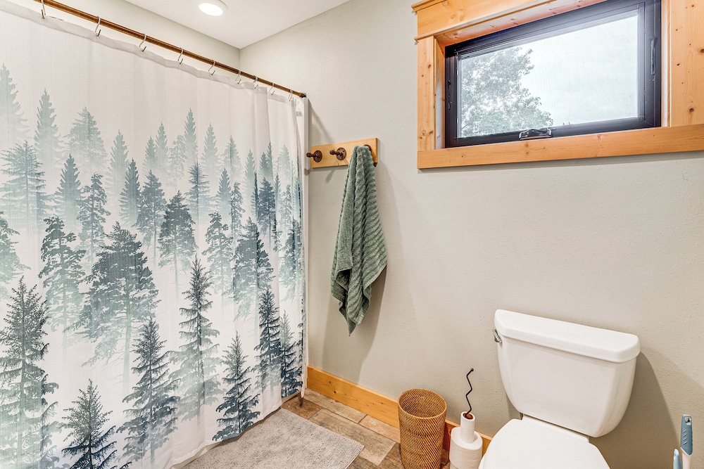 Luxe Barndominium Retreat Near Blue Spring Lake!
