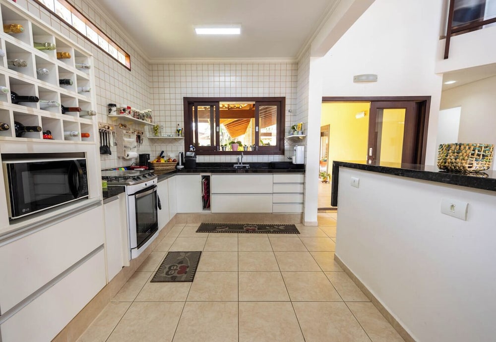 Casa com rea Gourmet e Quintal a 200 m da Praia