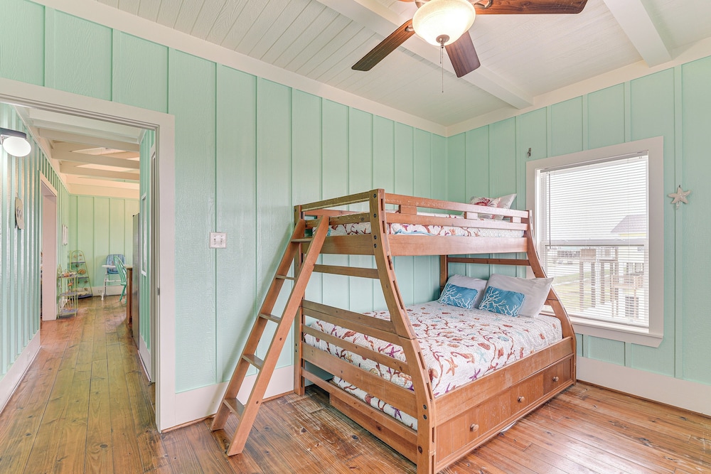 Walk to Beach: Home w/ Hot Tub & Deck in Gilchrist