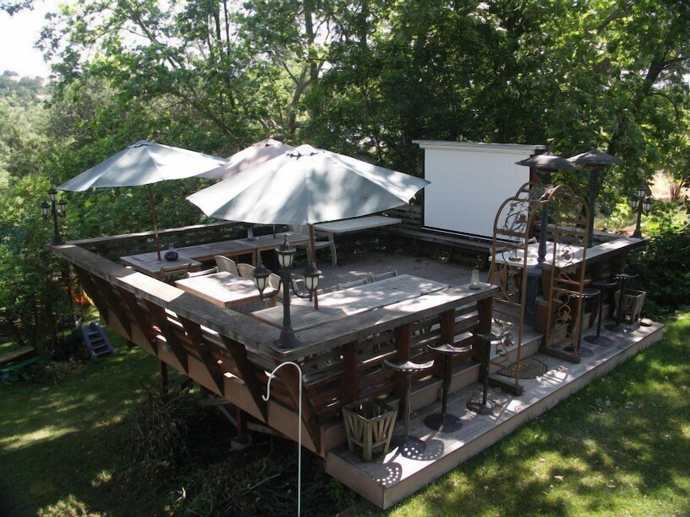Robins Nest Bed & Breakfast