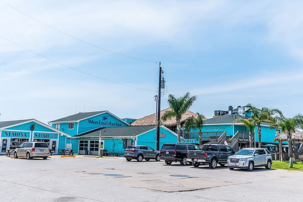 Sunny Daze Walk to Beach 2 Decks Pet Friendly