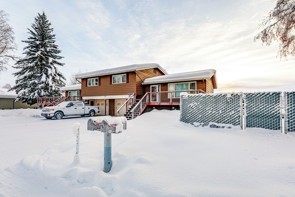 Riverside Retreat: Cozy Fairbanks Home w/ View