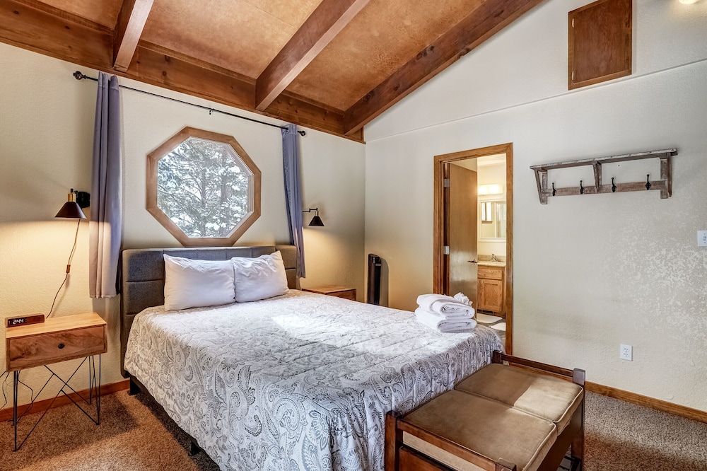 Cold Creek Chalet - Hot tub & Movie Room view 4