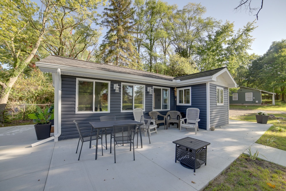Stylish Grass Lake Retreat - Steps to Park! view 3