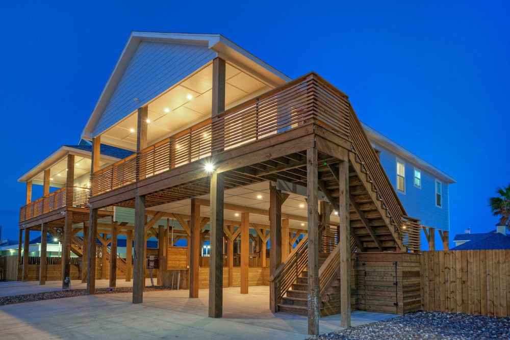 Deja Blue Coastal Retreat w/ Pool, Firepit, BBQ & Outdoor TV Lounge