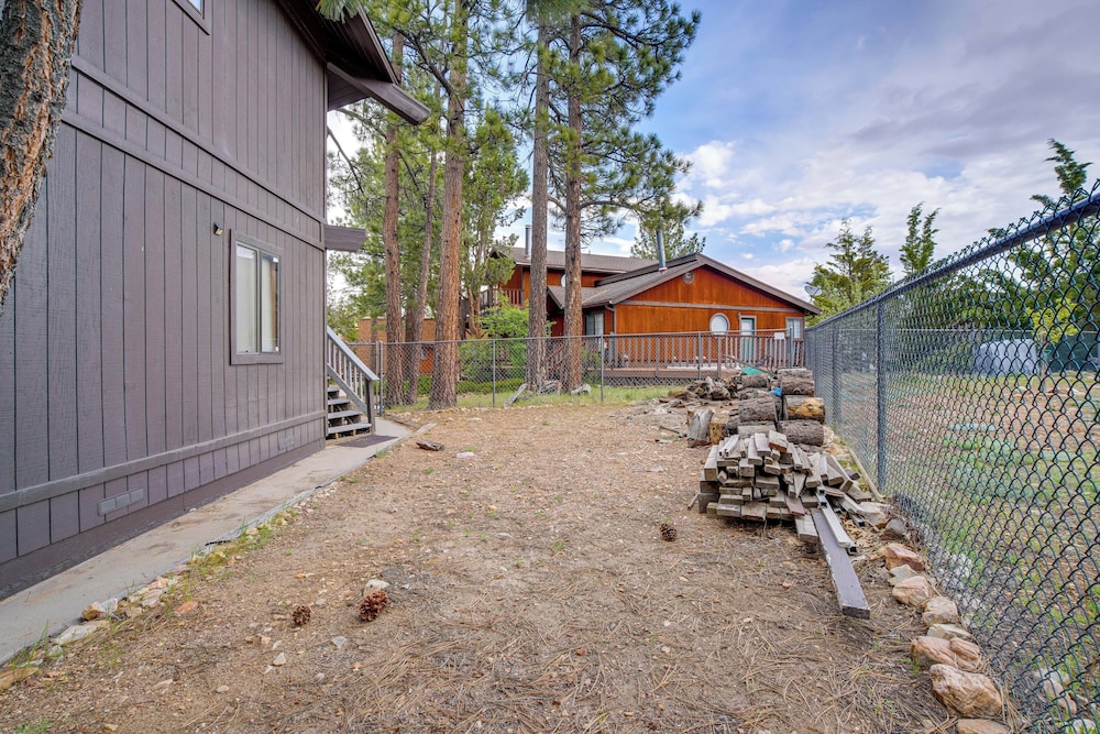 Big Bear Cabin w/ Hot Tub < 3 Mi to Skiing!