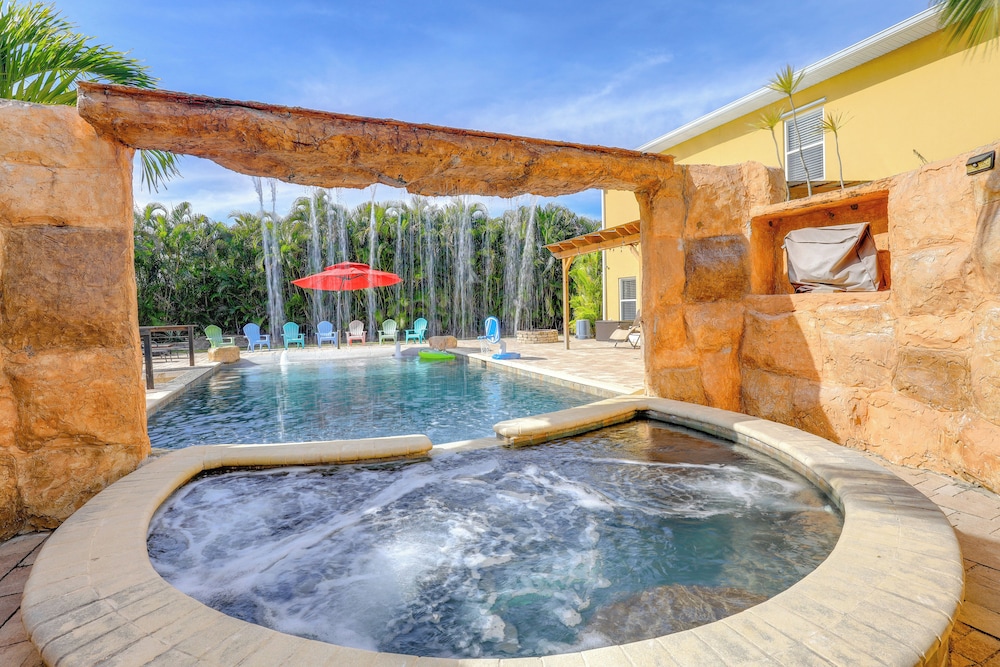Pool & Spa: Spacious Port St Lucie Villa!