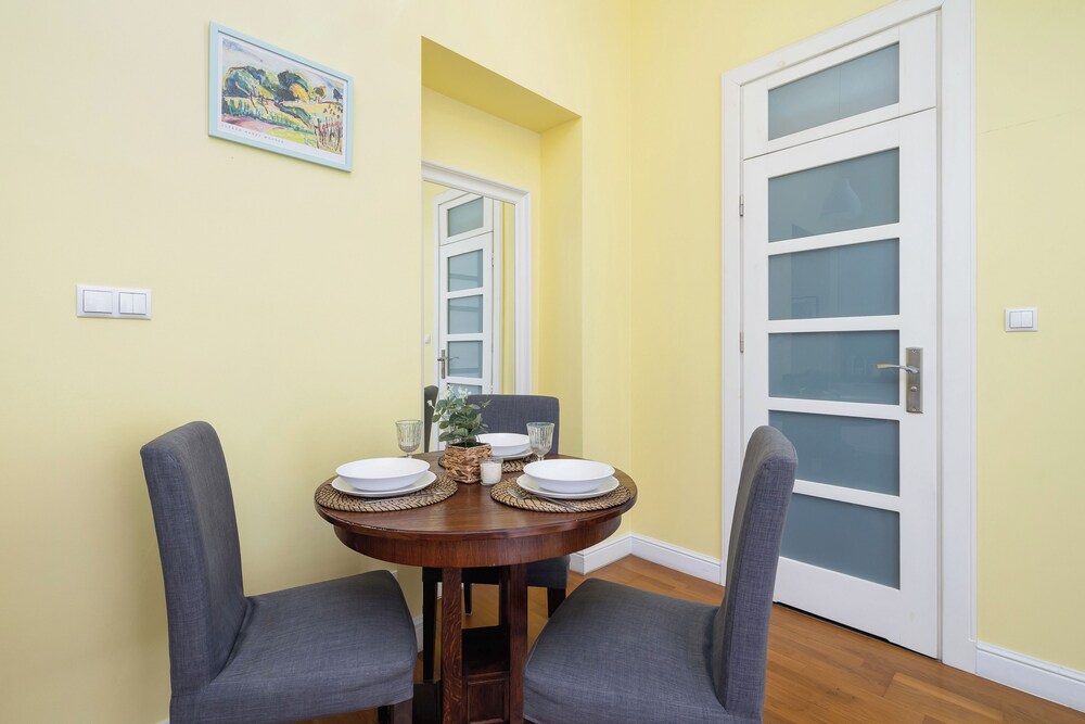 Cozy Apartment in the Center by Renters