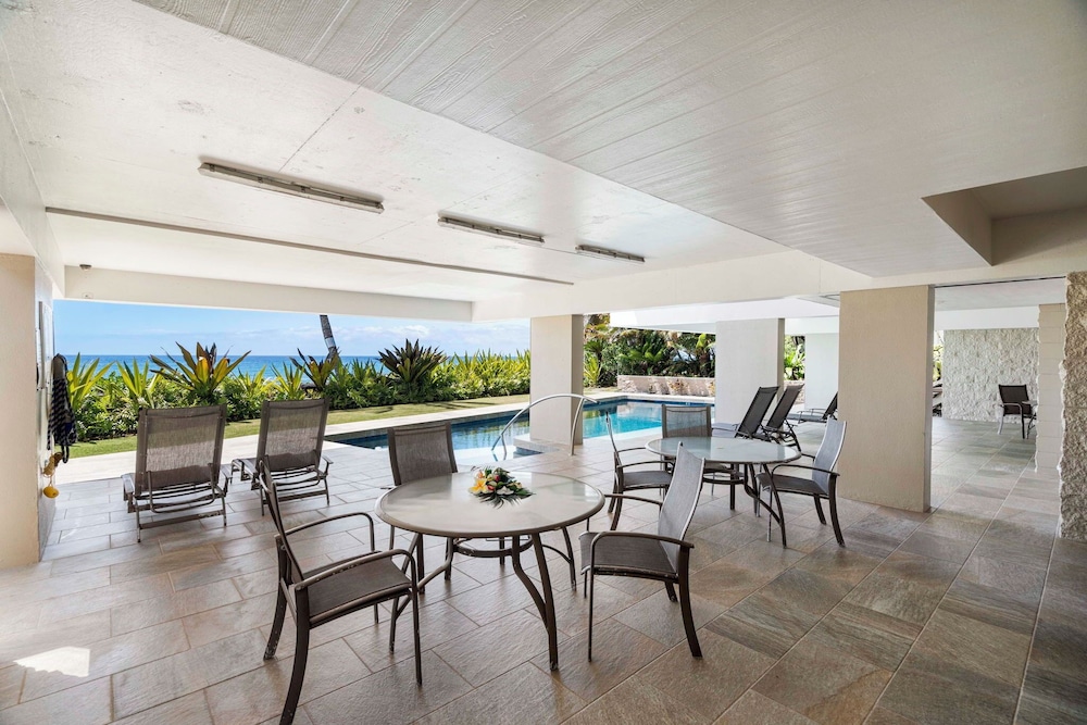 Oceanfront Elegance 2BR w/ Panoramic Views, Pool, Lanai + Concierge - Vrkcv