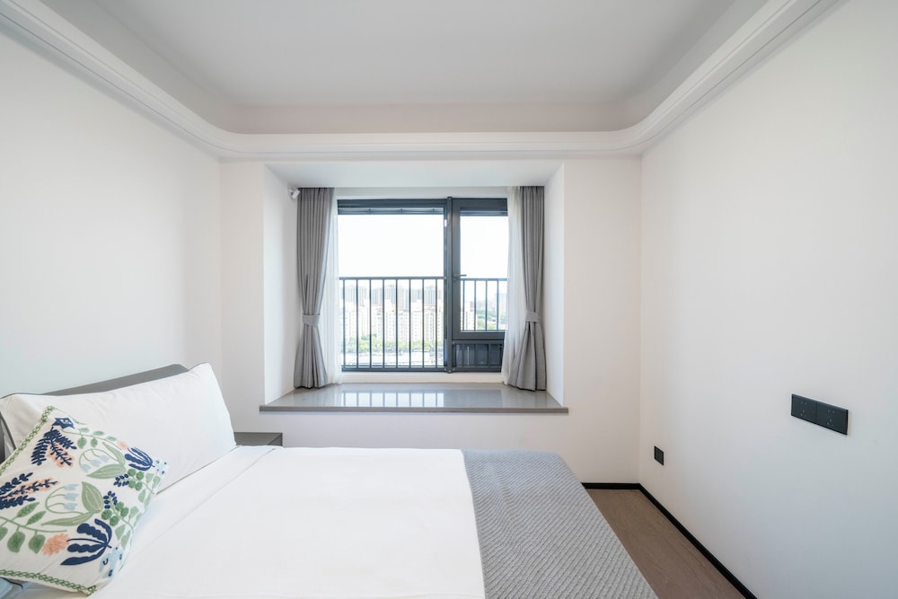 Tyms Hongqiao Deluxe 3BR 2BA APT