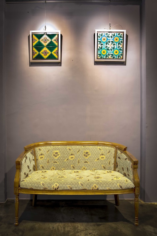 Old Door Hostel & Bar