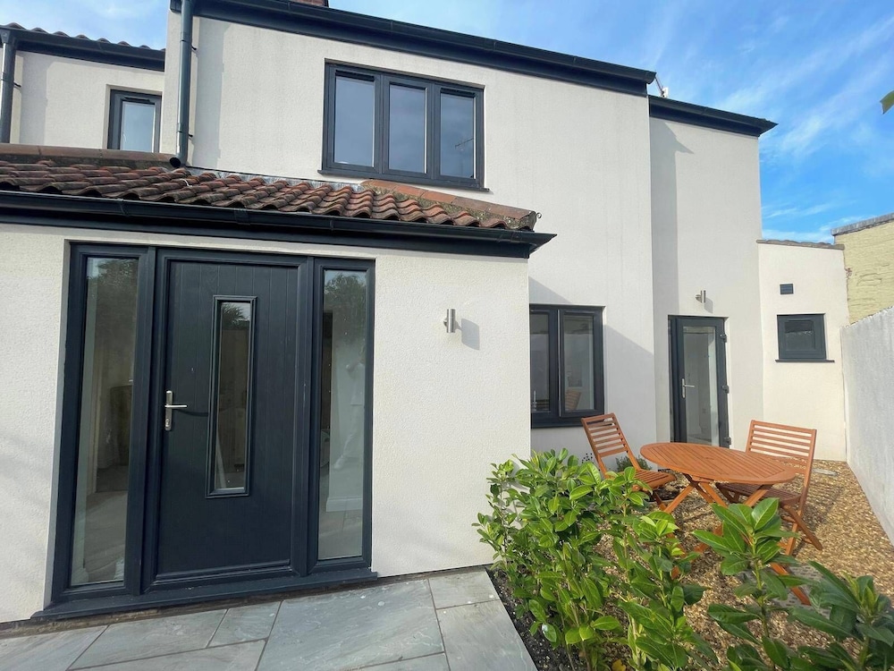Seaside Retreat - Sleeps 5, Garden & Parking