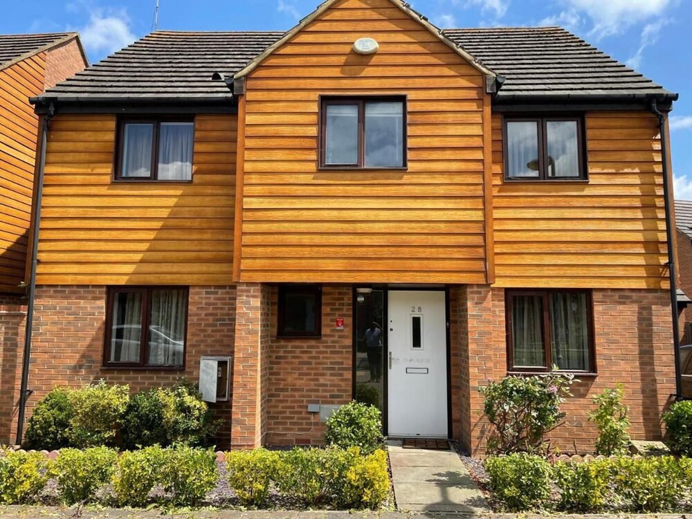 10 Guests - 5 Bedrooms - Free Parking - Lux House