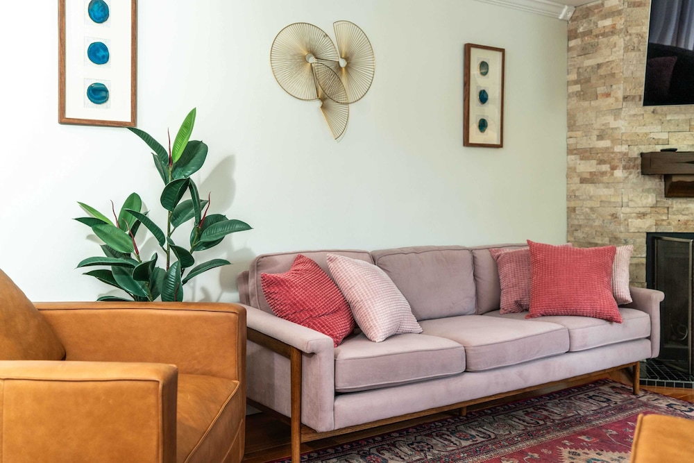 Highway Chalet - Centrally Located to Area Attractions!