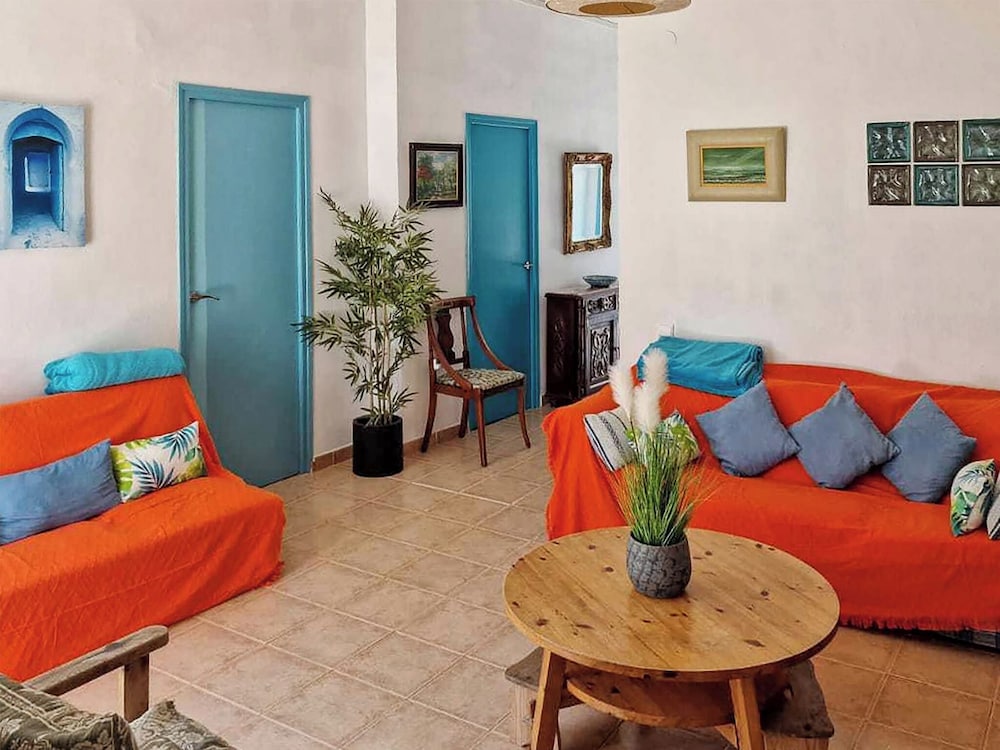 House With Exclusive Pool and Garden 7 min Walk From the Beach and the Center