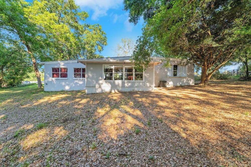 Modern Family Retreat Near Orlando Attractions
