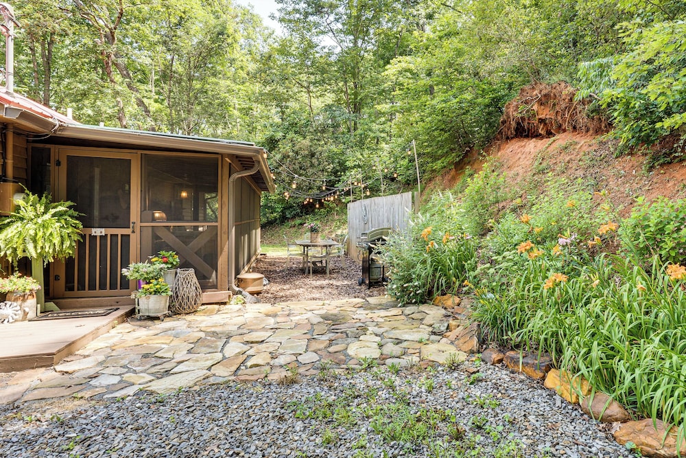 Screened Porch, Deck + Mtn Views: Andrews Retreat!