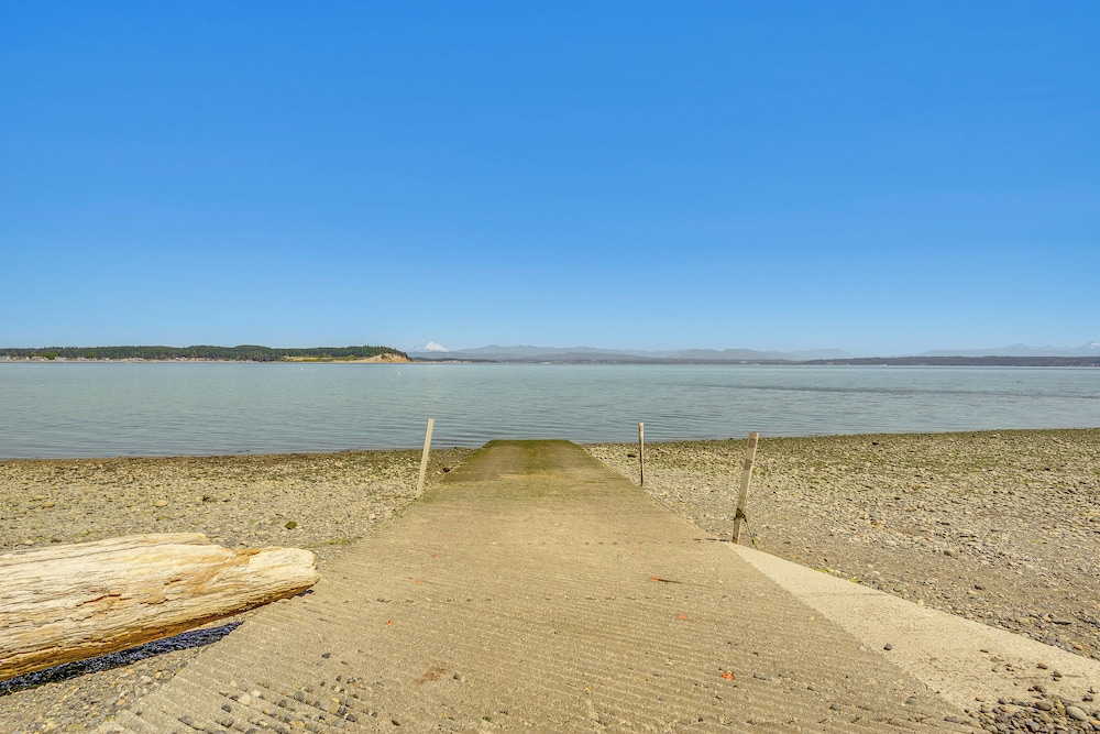 Mtn-view Camano Island Retreat Overlooking Beach