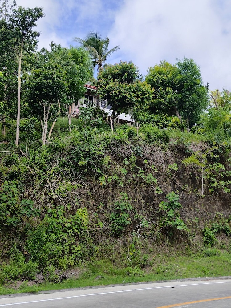 Siquijor Overlooking House 100 Meters Before Cambugahay Falls